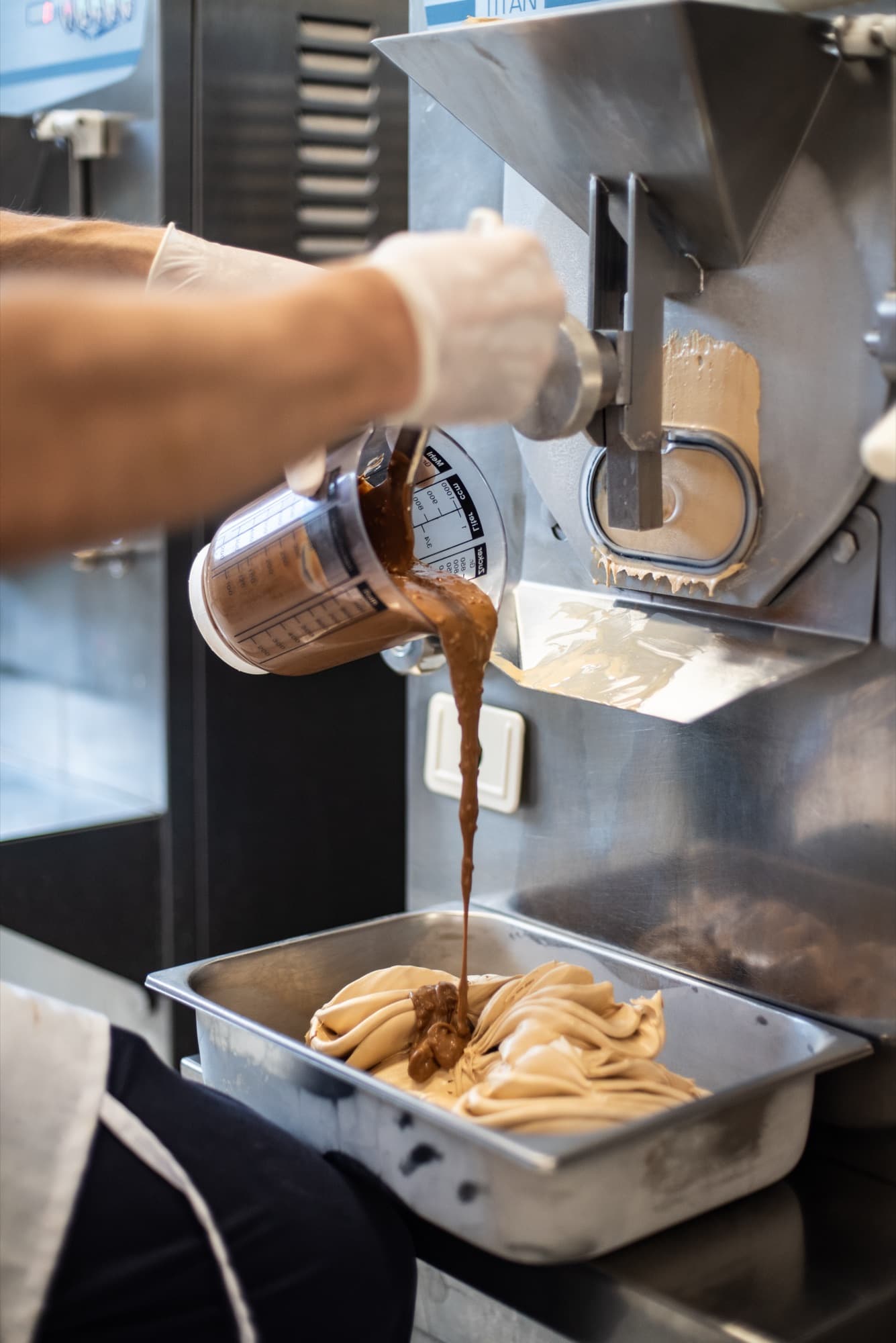 Variegatura a mano del gelato in vaschetta