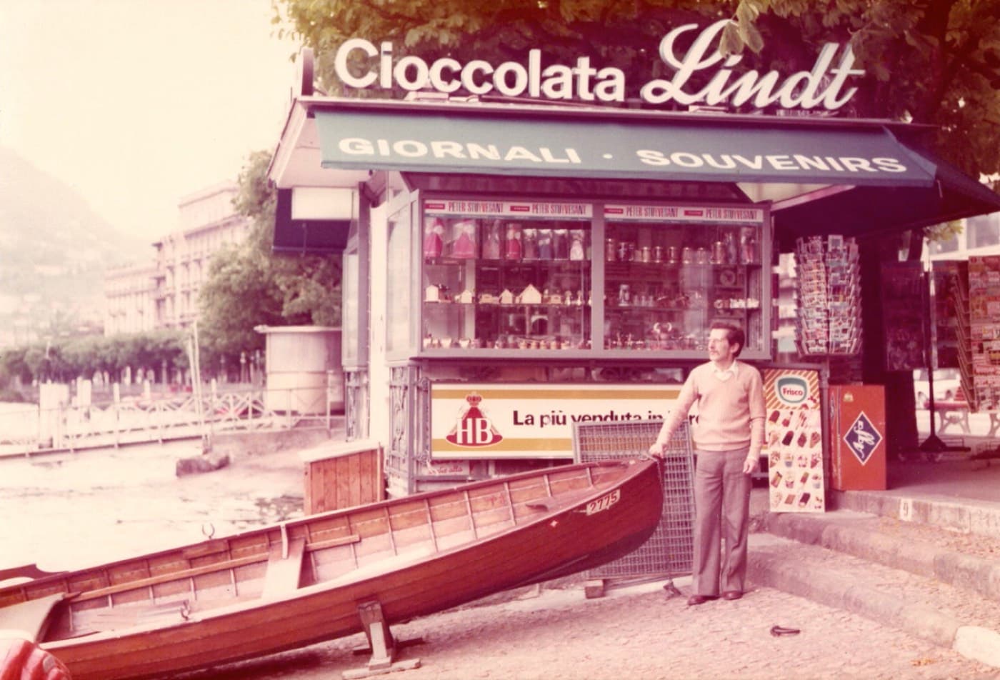 Il chiosco storico sul lungolago di Lugano con il nonno davanti
