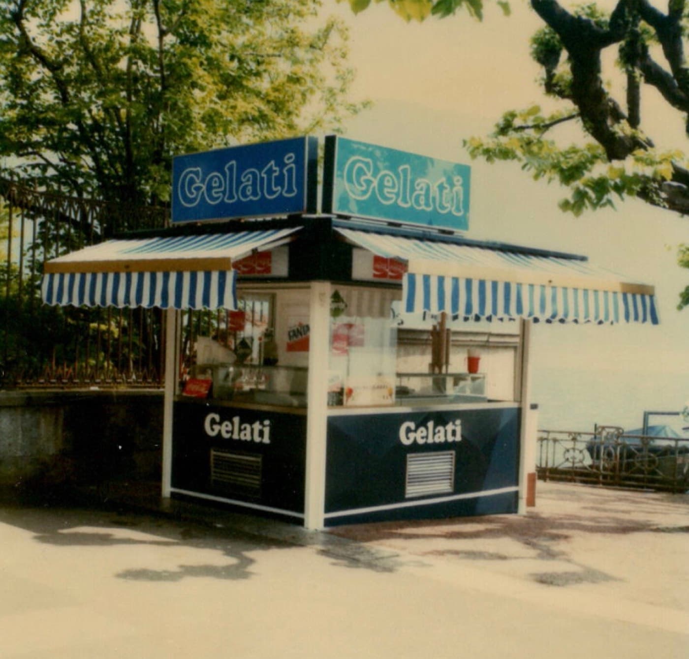 Il chiosco dei gelati alla Rivetta Tell, visto di lato con le due insegne